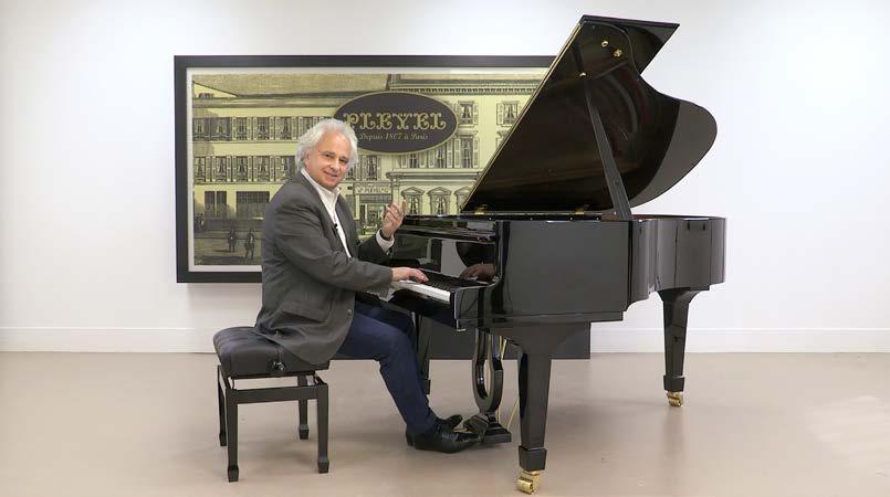 Yves Henri testant un piano Pleyel